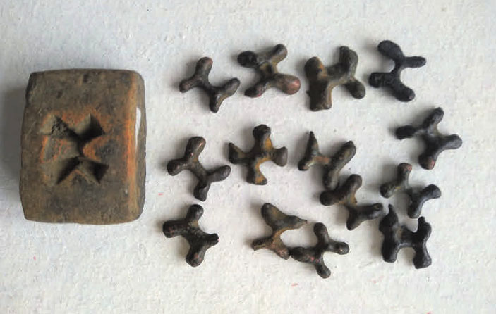 Рис. 4. Форма для отливки крестов Катанги («Троицкий вариант» №6, 2019)