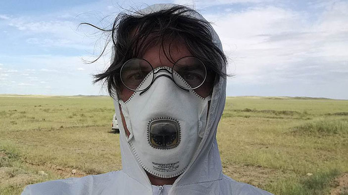 Человек в респираторе («Коммерсантъ Наука» №13, апрель 2019)