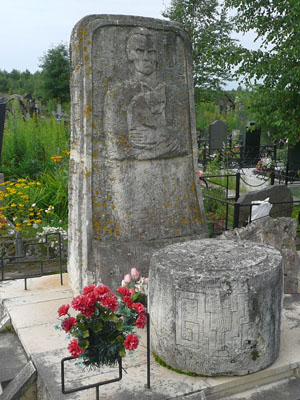 Памятник Ю. Кнорозову на Ковалёвском кладбище («Квантик» №7, 2018)