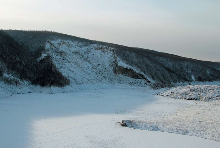 Стенка срыва и оползневое тело у его подножья («Природа» №4, 2019)