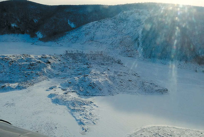 Общий вид стенки срыва и оползневого тела («Природа» №4, 2019)