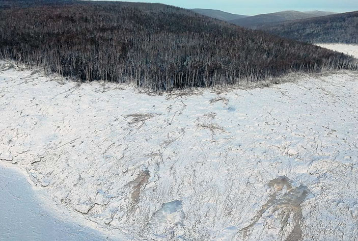 Правый склон долины Буреи, подвергшийся воздействию цунами («Природа» №4, 2019)