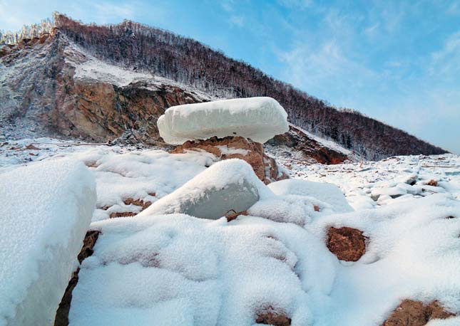 Льдина, оставленная потоком воды на вершине оползневого тела на высоте 21 м («Природа» №4, 2019)