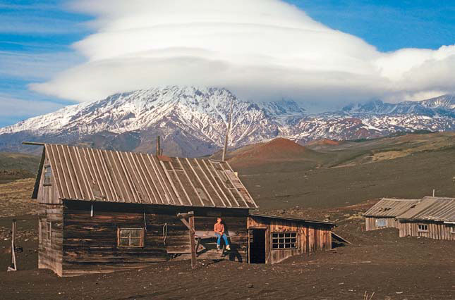 Вулкан Острый Толбачик после первого снегопада («Природа» №8, 2017)