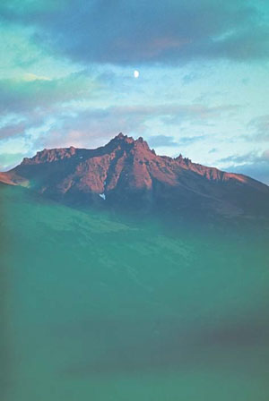 Высокая зеленая облачность и зеленый туман над одной из вершин щитообразного вулкана Шапочка («Природа» №8, 2017)