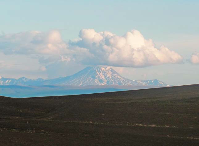 Формирование мощного облака над вершиной вулкана Кизимен («Природа» №8, 2017)