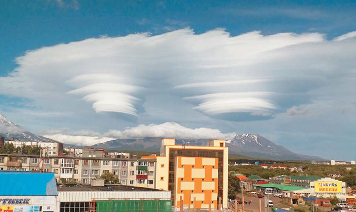 Двойное облако над вершиной Авачинского вулкана («Природа» №8, 2017)