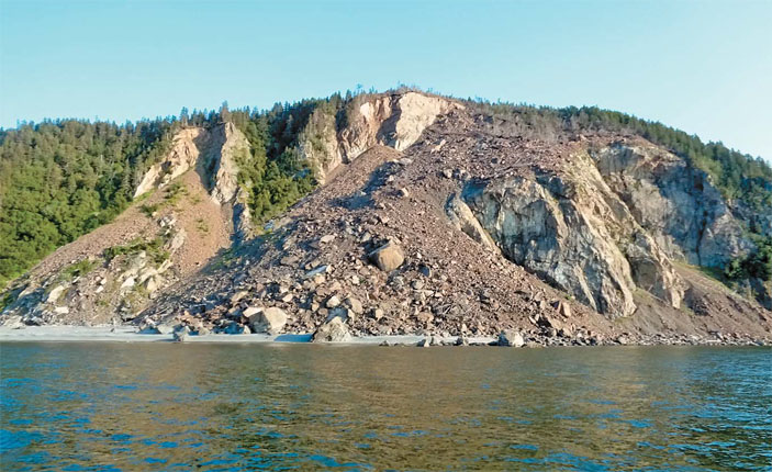 Сбросообвал на южном берегу Ульбанского залива («Природа» №8, 2017)