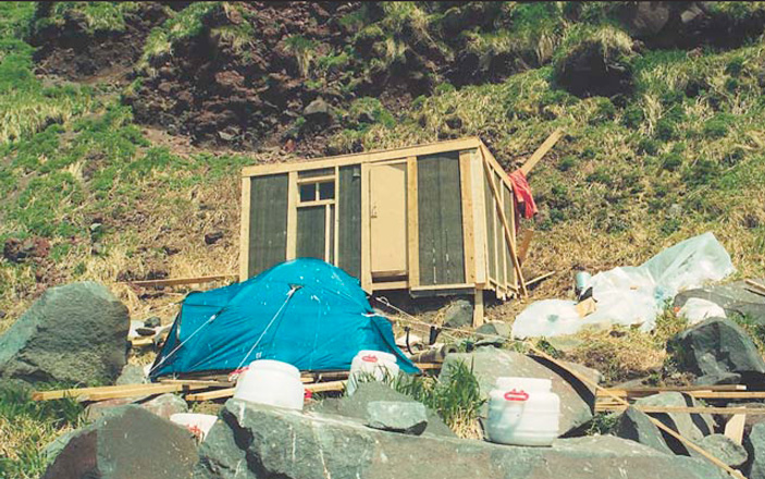 В этом небольшом домике, который удалось построить у подножья вулкана среди нагромождения глыб и валунов, два месяца жил и работал экспедиционный отряд из двух человек («Природа» №6, 2008 г.)