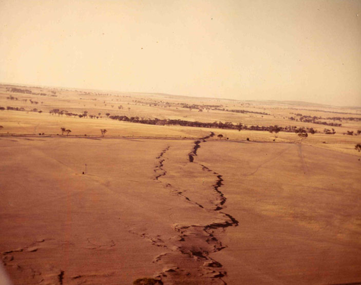 Рис. 3. Фото надвигового уступа Мекеринг («Природа» №11, 2017)