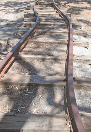 Рис. 4. Искривление рельсов железной дороги в Мекеринге («Природа» №11, 2017)