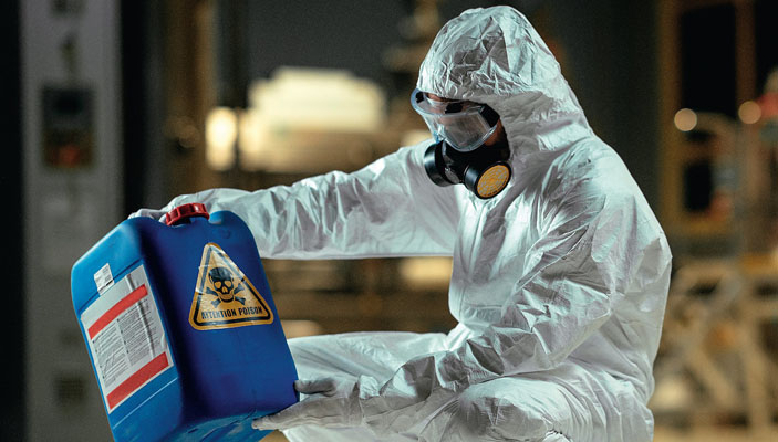 Человек в защитном костюме с ядом («Популярная механика» №6, 2019)