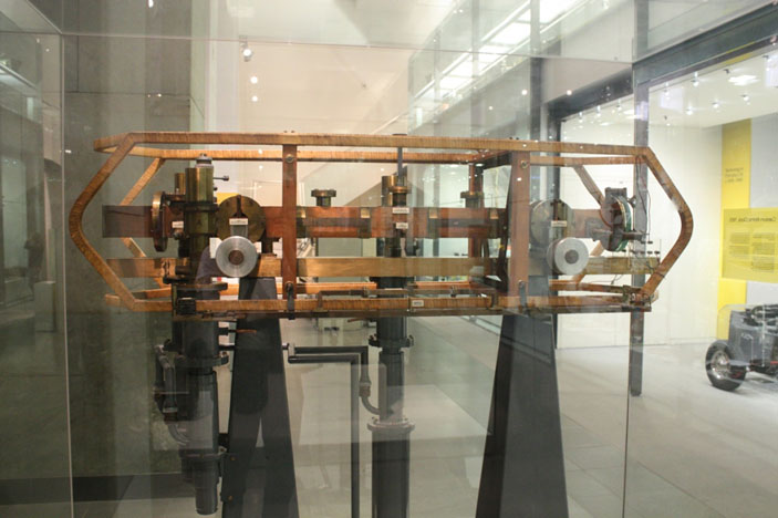 Первые цезиевые атомные часы, сконструированные Льюисом Эссеном и Джеком Перри в 1955 году («Наука и жизнь» №7, 2019)