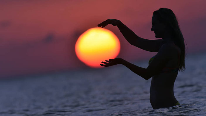 Девушка «держит» в руках Солнце («Коммерсантъ Наука» №33, август 2019)