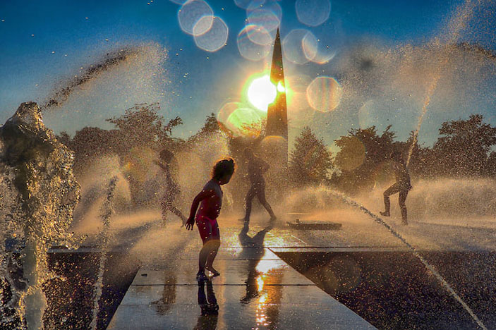 Горожане в брызгах фонтана («Коммерсантъ Наука» №33, август 2019)