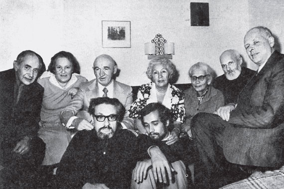 Верхний ряд (справа налево): Андрей Сахаров, о. Сергий Желудков, Наталья Великанова, Петр и Зинаида Григоренко, Софья Каллистратова, Наум Мейман.\nНижний ряд: Александр Подрабинек и Генрих Алтунян. Фото с сайта memo.ru («ТрВ» №16(285), 13.08.2019)