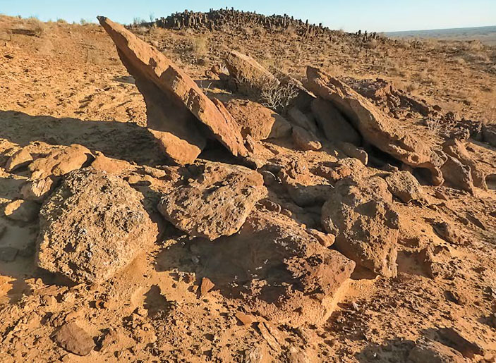 Слой спекшегося песка толщиной 10–15 см (покровный «панцирь») в районе одного из выходов шлакообразных горных пород в урочище Джаракудук («Природа» №5, 2018)