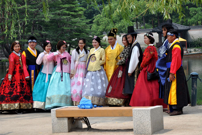 Корейцы в традиционной одежде («Троицкий вариант» №17, 2019)