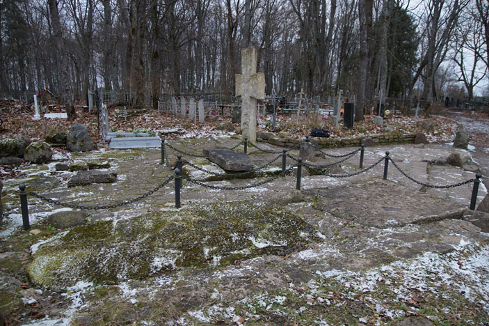 Рис. 1. Каменный крест и плиты на Труворовом городище («Троицкий вариант» №20, 2019)