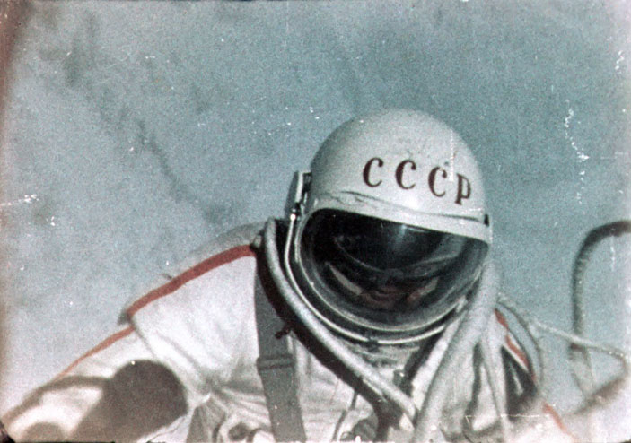 Алексей Леонов в открытом космосе («Троицкий вариант» №21, 2019)