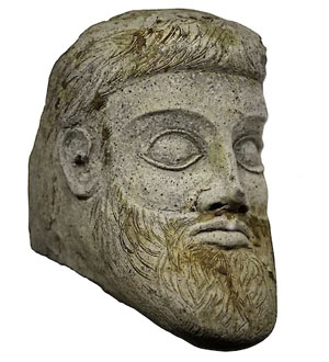 Скульптура, изображающая мужскую голову («Коммерсантъ Наука» №47, октябрь 2019)