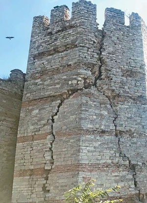 Рис. 7. Башни древней стены Феодосия в Стамбуле («Природа» №10, 2018)