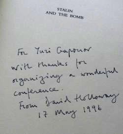 Дарственная надпись Дэвида Холлоуэя на его книге Stalin and the Bomb («Троицкий вариант» №23, 2019)
