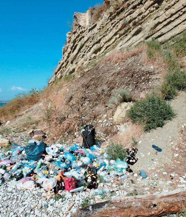 Рекреационное освоение и загрязнение бытовыми отходами береговых обрывов и побережья на территории Анапы («Природа» №11, 2018)