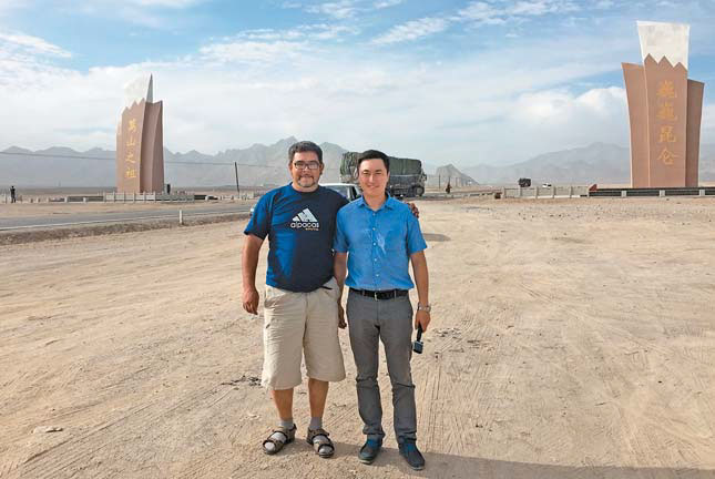 А. А. Галанин и И. И. Христофоров у стелы «Ворота в Тибет» недалеко от г. Голмуда («Природа» №11, 2018)