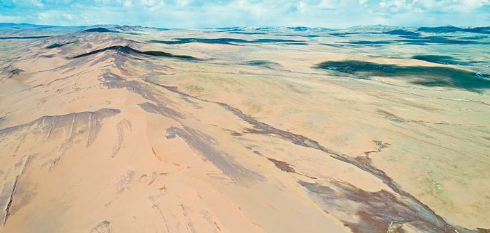 Песчаные массивы в ветровой тени на горных склонах («Природа» №11, 2018)