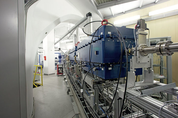Инжекторный комплекс способен накачивать кольцевые ускорители легкими частицами и тяжелыми ионами («Популярная механика» №1–2, 2020)