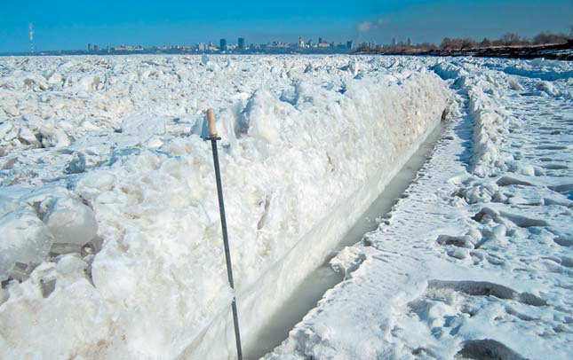 Ледяная стена, образованная на последней стадии осеннего ледохода («Природа» №3, 2019)