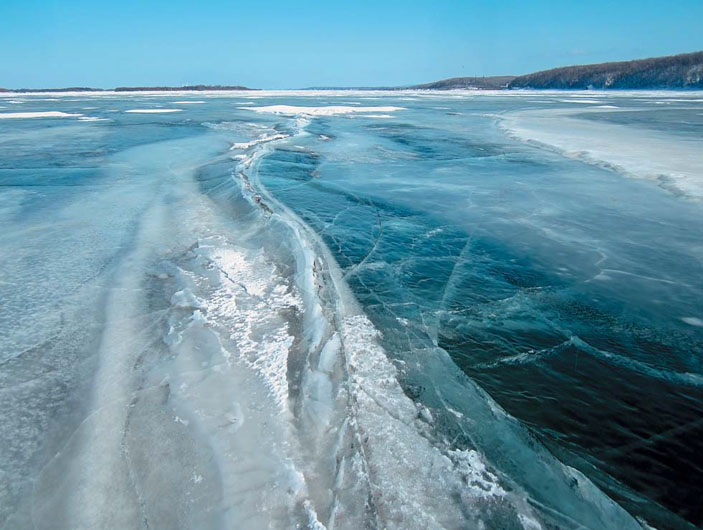 Трещины на ровной поверхности льда («Природа» №3, 2019)