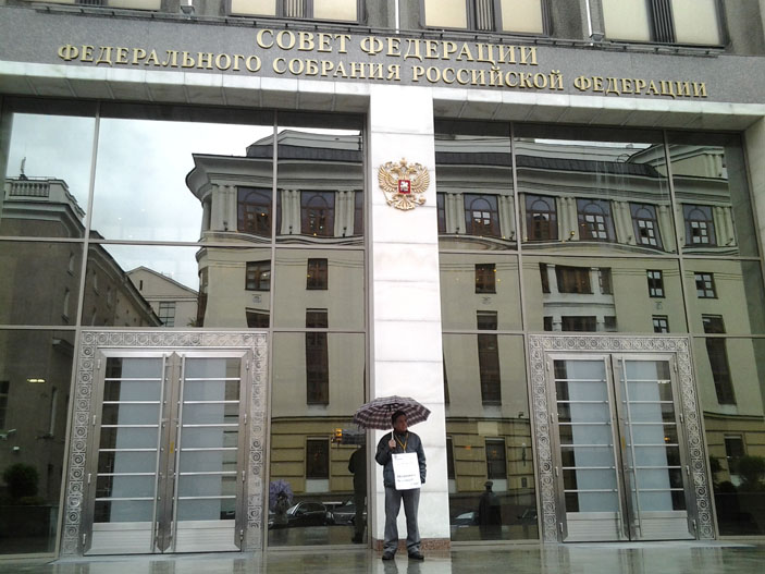 Юрий Дереникович Апресян, пикет под дождем, сентябрь 2013 года («Троицкий вариант» №3, 2020)