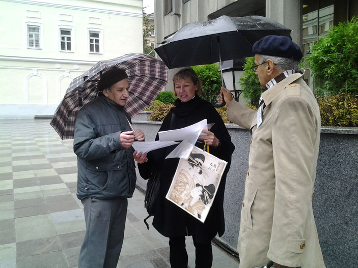 Юрий Дереникович Апресян, пикет под дождем, сентябрь 2013 года («Троицкий вариант» №3, 2020)