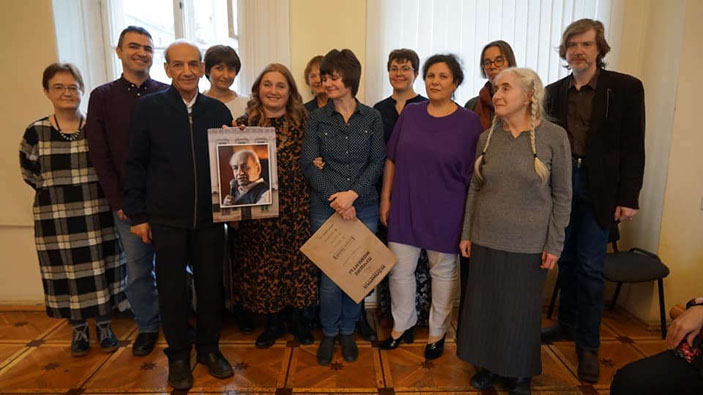 Юрий Дереникович Апресян с сотрудниками сектора («Троицкий вариант» №3, 2020)