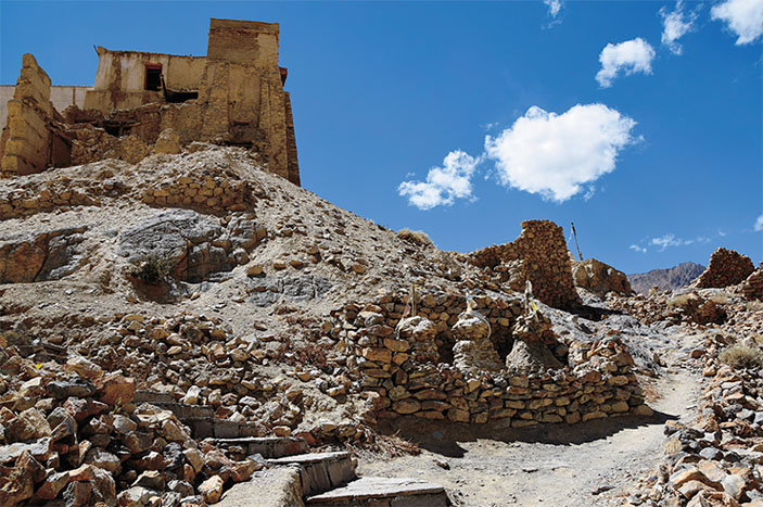 Ряд ступ на подходе к дворцу князя Зангла («Наука из первых рук» №5/6(85), 2019)