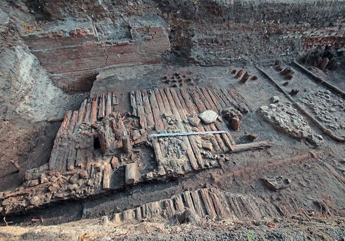 Раскоп №7/2015. Верхний настил бревенчатой мостовой Великой улицы («Природа» №3, 2019)