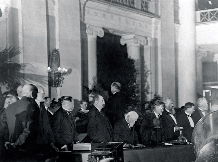 В президиуме торжественного собрания, посвященного 200-летнему юбилею Академии наук СССР («Коммерсантъ Наука» №6, март 2020)