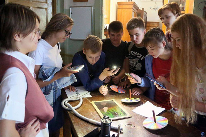 «Физическая гостиная» («Троицкий вариант» №5, 2020)