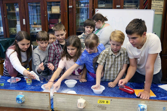 «Физическая гостиная» («Троицкий вариант» №5, 2020)