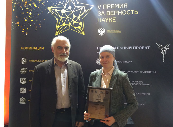 Руководитель (Ксения Теплякова) и научный руководитель (Григорий Гольцман) проекта «Физическая гостиная» («Троицкий вариант» №5, 2020)