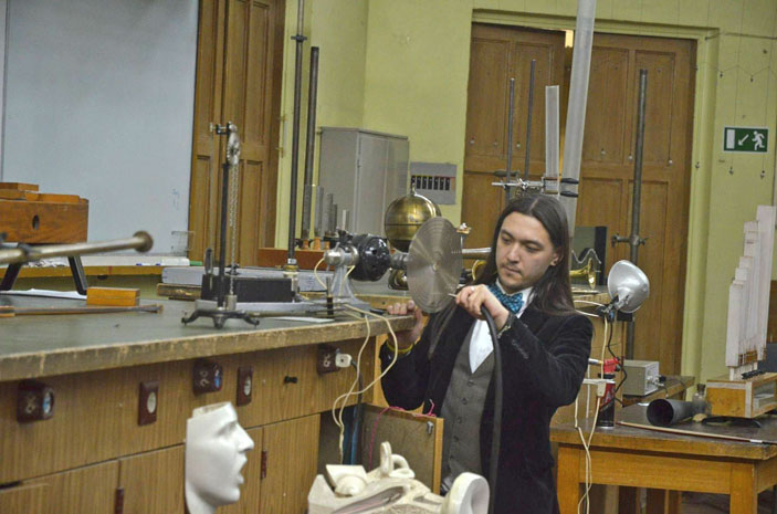 Павел Ан проводит эксперименты перед публикой («Троицкий вариант» №5, 2020)