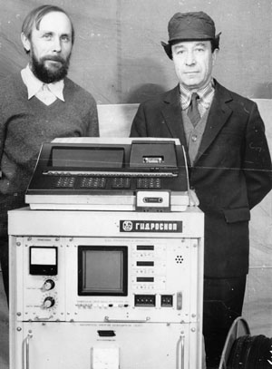 Рис. 1. Создатель «Гидроскопа» А. Г. Семёнов и радиомонтажник Н. П. Грахов около прибора («Троицкий вариант» №5, 2020)