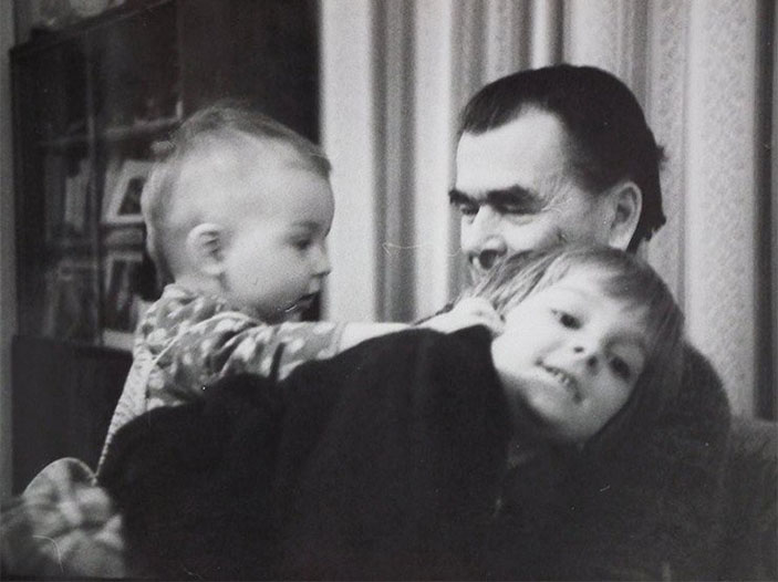 Дмитрий Константинович Беляев с внуками («Наука из первых рук» №1(86), 2020)