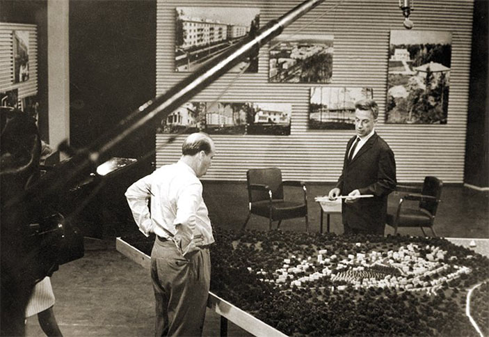 С. Л. Соболев с немецким кинорежиссером А. Торндайком у макета Академгородка («Наука из первых рук» №1(86), 2020)