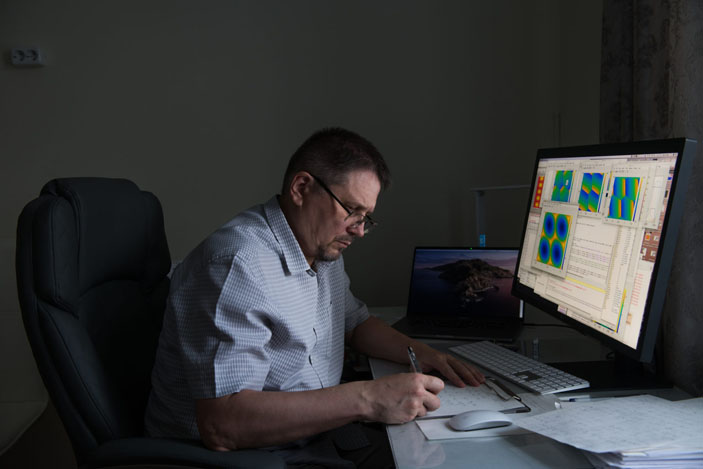 Олег Астафьев за письменным столом во время карантина («Троицкий вариант» № 13, 2020)