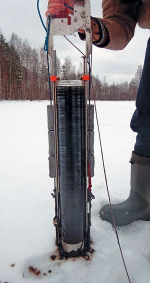 Рис. 3. Пробоотборник Limnos с колонкой отложений («Природа» №12, 2019)