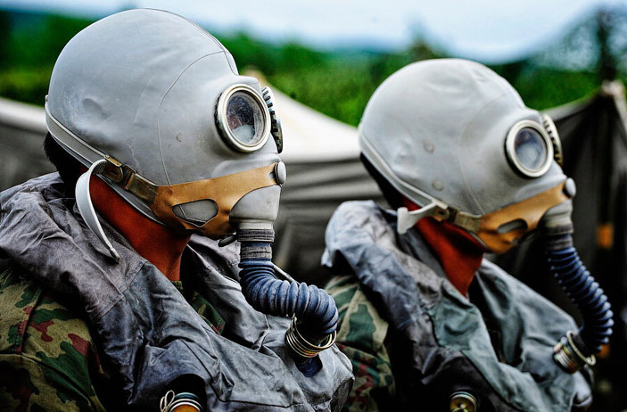 Военные в противогазах («Химия и жизнь» №7, 2020)