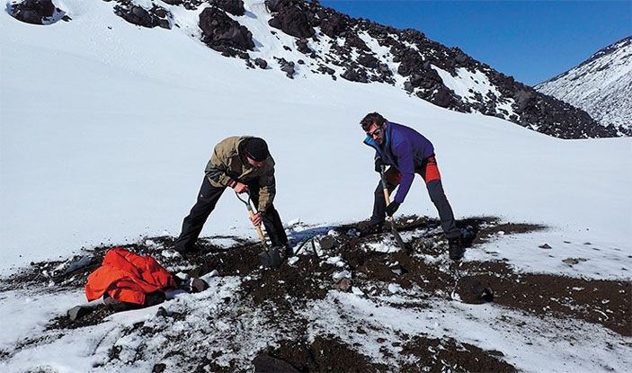 Выкопав самую верхнюю сейсмическую станцию, ученые с радостью убедились, что она находится в рабочем состоянии («Наука из первых рук» №4, 2018)